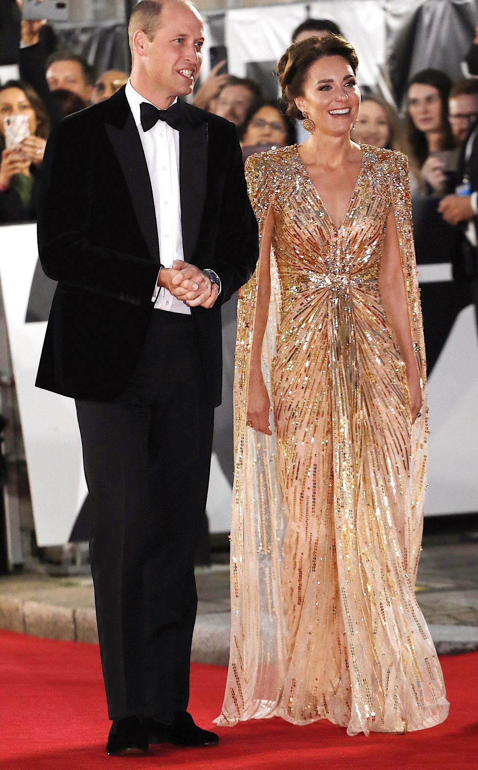 凱特王妃 以金色禮服出席《007生死交戰》 紅毯首映會穿搭