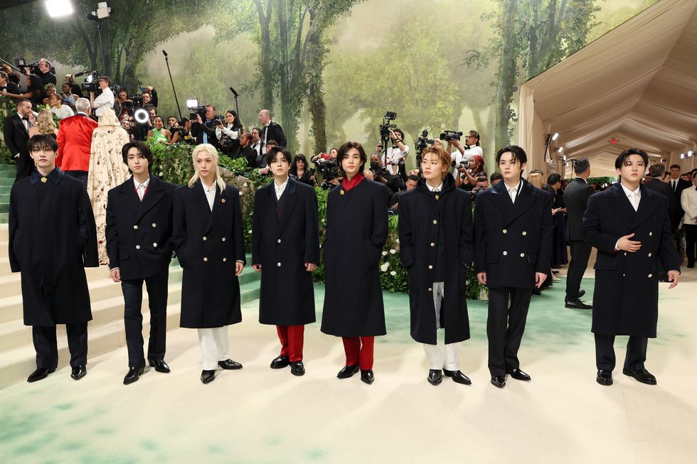 stray kids全員現身2024met gala紅毯成為韓團首例！8位成員帥氣王子西裝造型都來自這品牌量身訂製