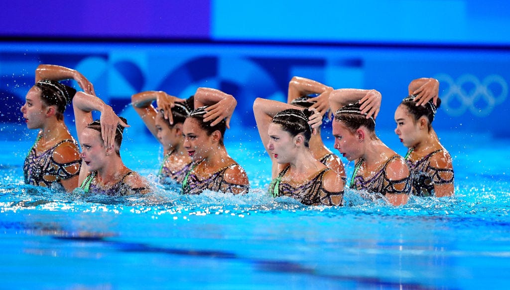 Fans reveal the secret of the Olympic swimmers’ “glass hair”