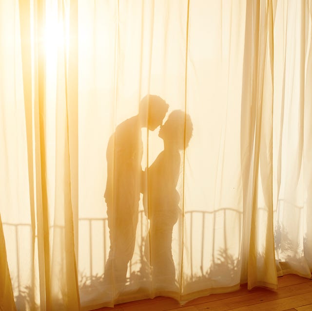 40's couple in apartment