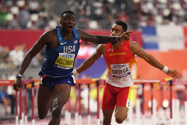 el estadounidense grant holloway corre por delante de orlando ortega en la final de 110 metros vallas del mundial de doha 2019