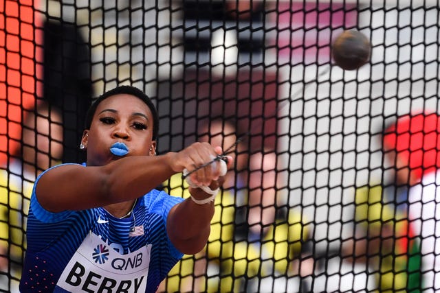 la atleta estadounidense gwen berry lanza el martillo durante el mundial de atletismo de doha 2019