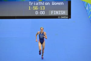 la estadounidense gwen jorgensen cruza victoriosa la línea de meta del triatlón de río 2016, donde se colgó la medalla de oro