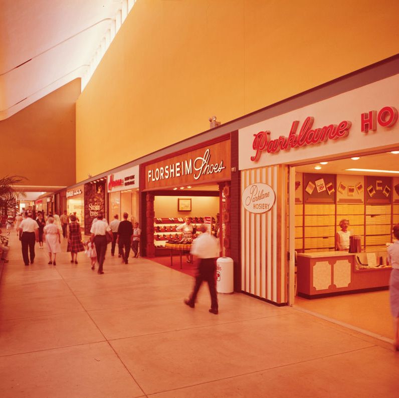 48 Amazing Pics Show American Shopping Malls in the 1950s and