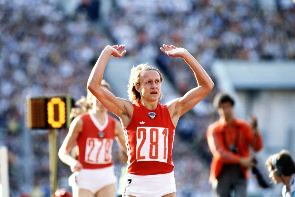 la soviética nadyezda olizarenko celebra su victoria en los 800m de los juegos olímpicos de moscú batiendo el récord mundial