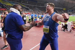 el lanzador de peso ryan crouser saluda a su compatriota darren hill tras su medalla de plata en lanzamiento de peso en el mundial de doha 2019