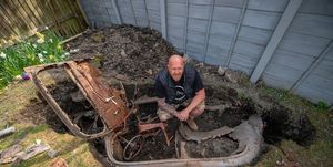 descubre un ford popular 1955 enterrado en su jardín