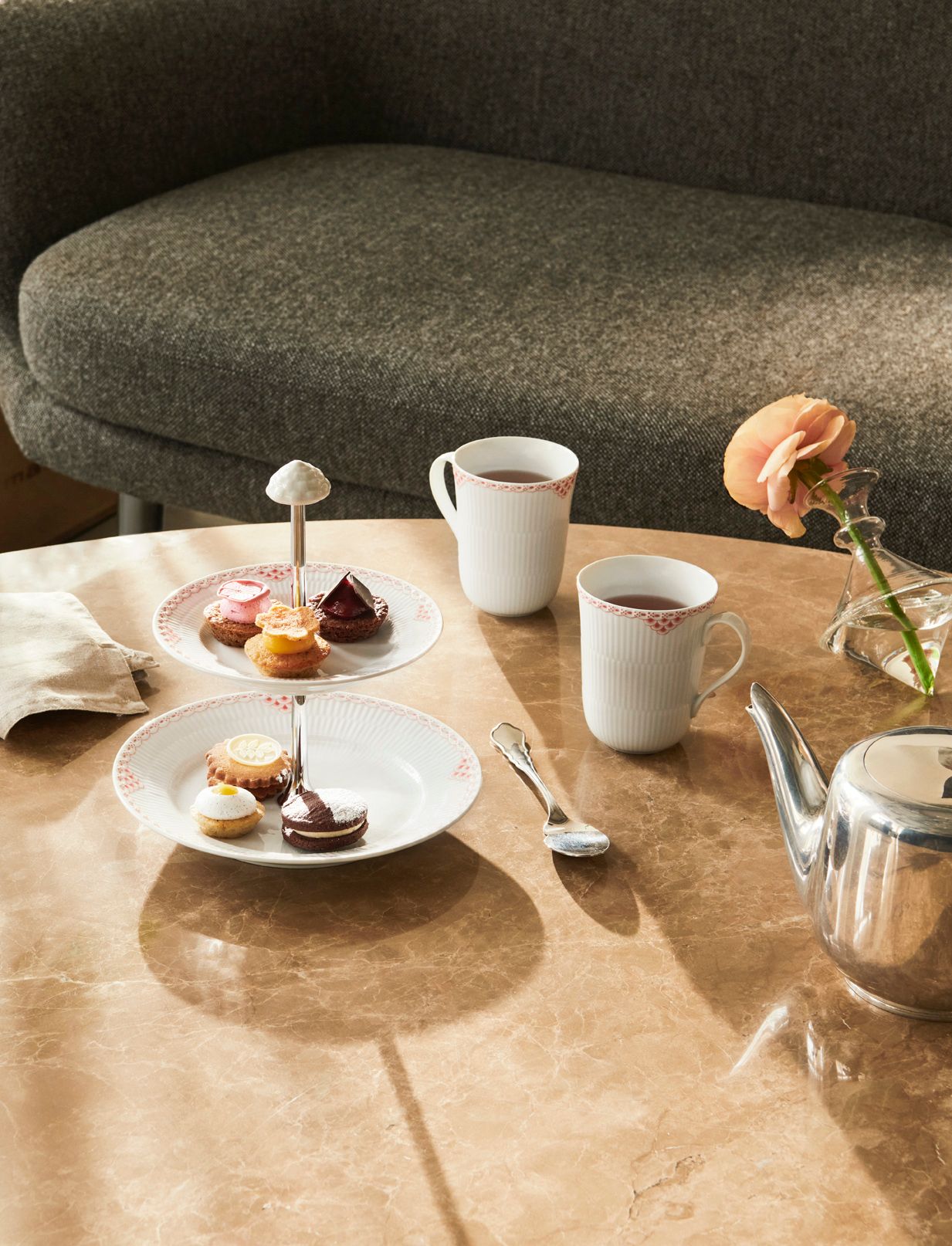 ロイヤルコペンハーゲンのArt Porcelain Collection ロイヤル コペンハーゲンのテーブルウェアにコーラルカラーの