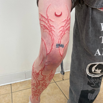 カナダ出身の人気アーティストで、私生活ではイーロン・マスクと交際・破局を繰り返しているグライムス。2年ほど前から“エイリアンの体”を目指し、タトゥーなどを入れてきた彼女が先日、新たに真っ赤なタトゥーを脚に追加したことが明らかに。