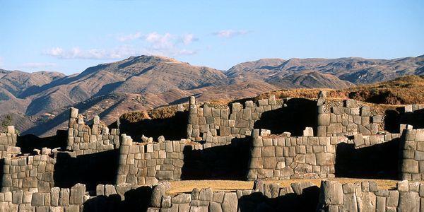 Nog niet zo lang geleden werd Machu Picchu gekozen tot een van de Nieuwe Zeven Wereldwonderen iets wat geen van de miljoenen mensen zal verbazen die de spectaculaire stenen citadel in de lucht hebben bezocht Wat de meeste bezoekers aan Peru echter niet weten is dat het land vol zit met Inca wonderen Hier zijn nog tien anderen die de moeite van een bezoek waard zijn De meesten liggen op een dag reizen vanaf Cusco en zijn te combineren met een bezoek aan Machu PicchuDe eerste is Sacsahuaman hierboven afgebeeld Als waarschijnlijk de grootste Inca rune buiten Machu Picchu kijkt dit gigantische complex uit over Cusco Je kunt een taxi nemen of erheen wandelen in minder dan een uur Sacsahuaman was waarschijnlijk vroeger een koninklijk landhuis of een fort of beide De zigzag muren zijn gebouwd met de grootste stenen die er in bouwwerken van de Incas zijn aangetroffen Sommige wegen naar schatting wel 300 ton maar passen zo precies in elkaar als stukjes van een legpuzzel Mark Adams auteur van Turn Right at Machu Picchu