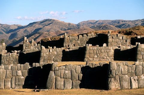 1. Sacsahuaman Nog niet zo lang geleden werd Machu Picchu gekozen tot een van de Nieuwe Zeven Wereldwonderen iets wat geen van de miljoenen mensen zal verbazen die de spectaculaire stenen citadel in de lucht hebben bezocht Wat de meeste bezoekers aan Peru echter niet weten is dat het land vol zit met Inca wonderen Hier zijn nog tien anderen die de moeite van een bezoek waard zijn De meesten liggen op een dag reizen vanaf Cusco en zijn te combineren met een bezoek aan Machu PicchuDe eerste is Sacsahuaman hierboven afgebeeld Als waarschijnlijk de grootste Inca rune buiten Machu Picchu kijkt dit gigantische complex uit over Cusco Je kunt een taxi nemen of erheen wandelen in minder dan een uur Sacsahuaman was waarschijnlijk vroeger een koninklijk landhuis of een fort of beide De zigzag muren zijn gebouwd met de grootste stenen die er in bouwwerken van de Incas zijn aangetroffen Sommige wegen naar schatting wel 300 ton maar passen zo precies in elkaar als stukjes van een legpuzzel Mark Adams auteur van Turn Right at Machu Picchu