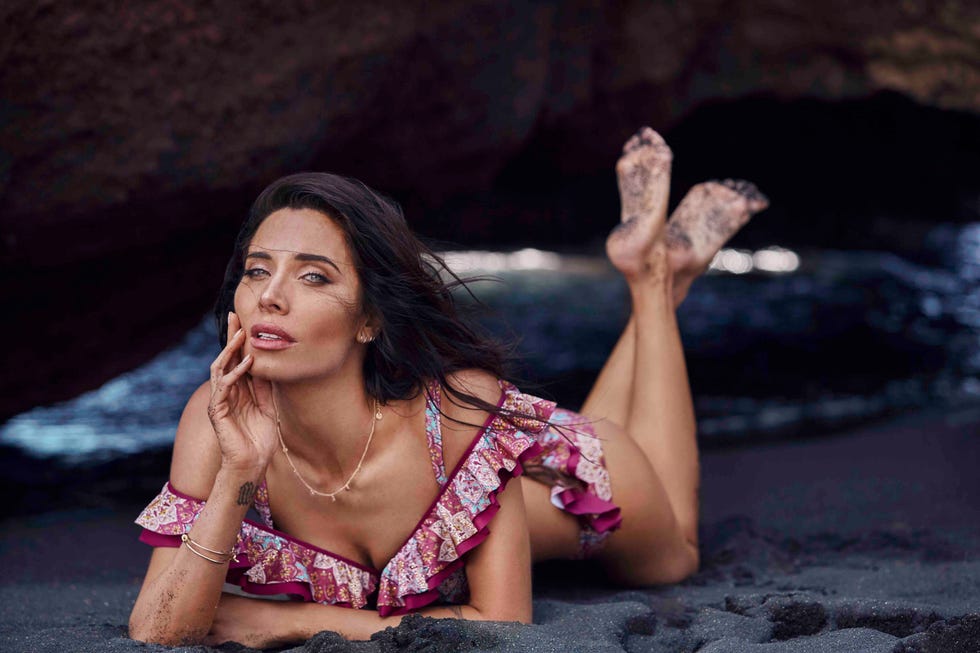 pilar rubio posa con un bañador en la playa
