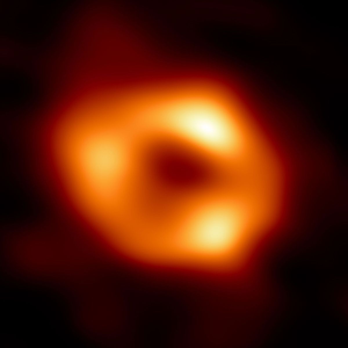 De eerste foto van de gloeiendhete materie rond Sagittarius A het superzware zwarte gat in het centrum van de Melkweg Uit het zwarte gat zelf kan geen licht ontsnappen