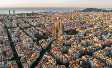 la sagrada familia de barcelona y el skyline de la ciudad, al atardecer