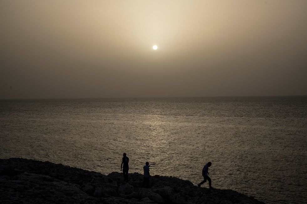 Op 24 juni 2020 bekijken inwoners van Havana een zonsondergang met een merkwaardige kleur  het gevolg van een wolk van stofdeeltjes uit de Sahara die in de lucht zweven De stofwolk bedekte het hele Caribische gebied en trok daarna noordwaarts naar het vasteland van de VS