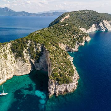 een zeilboot in de baai van het griekse eiland meganisi