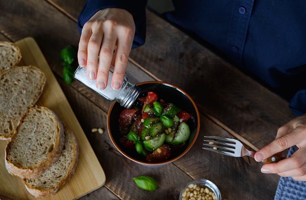 ¿Te ha pasado alguna vez que al cocinar te excediste con la sal y temes arruinar la comida?