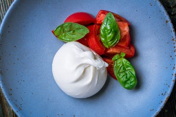 salade met tomaten en burrata met basilicum blaadjes