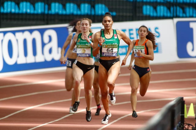 salma paralluelo compite en los campeonatos de españa de pista cubierta