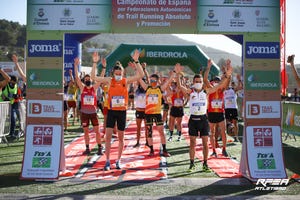 andreu blanes, en primera linea, junto con el resto de participantes del campeonato de españa de trail por federaciones, levanta las manos en la línea de salida de ibiza