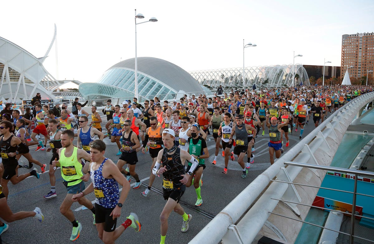 preview for Más de 12.000 runners terminan el maratón de Valencia 2021