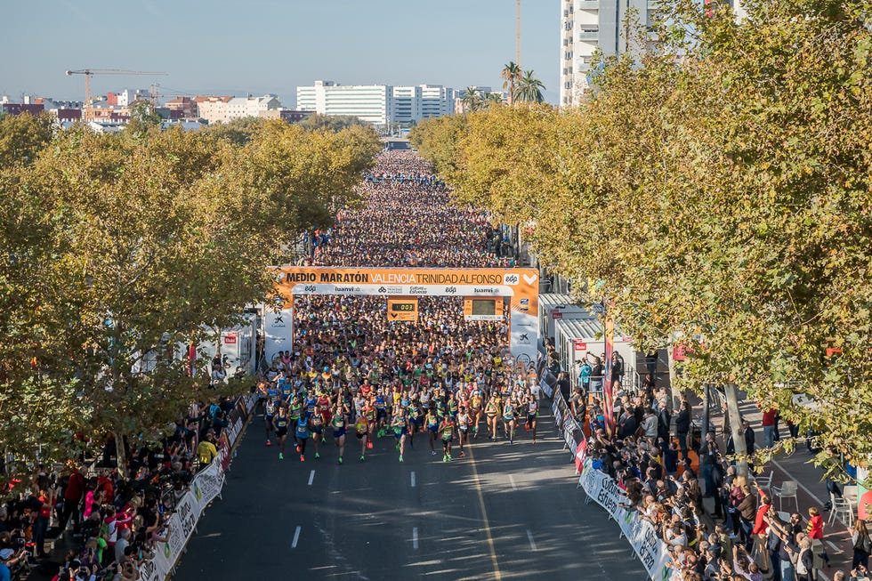 una masa de corredores en la salida del maratón de valencia 2019