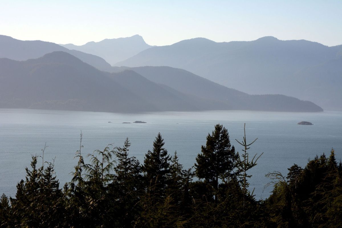 Uitzicht op Howe Sound in de Salish Sea ten noorden van Vancouver met op de achtergrond de bergen van Gambier Island en de bergen langs de kust van het vasteland
