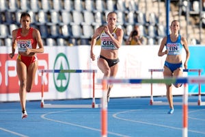 la atleta española y futbolista salma celeste paralluelo corre los 400m vallas en el europeo por equipos de  bydgoszcz