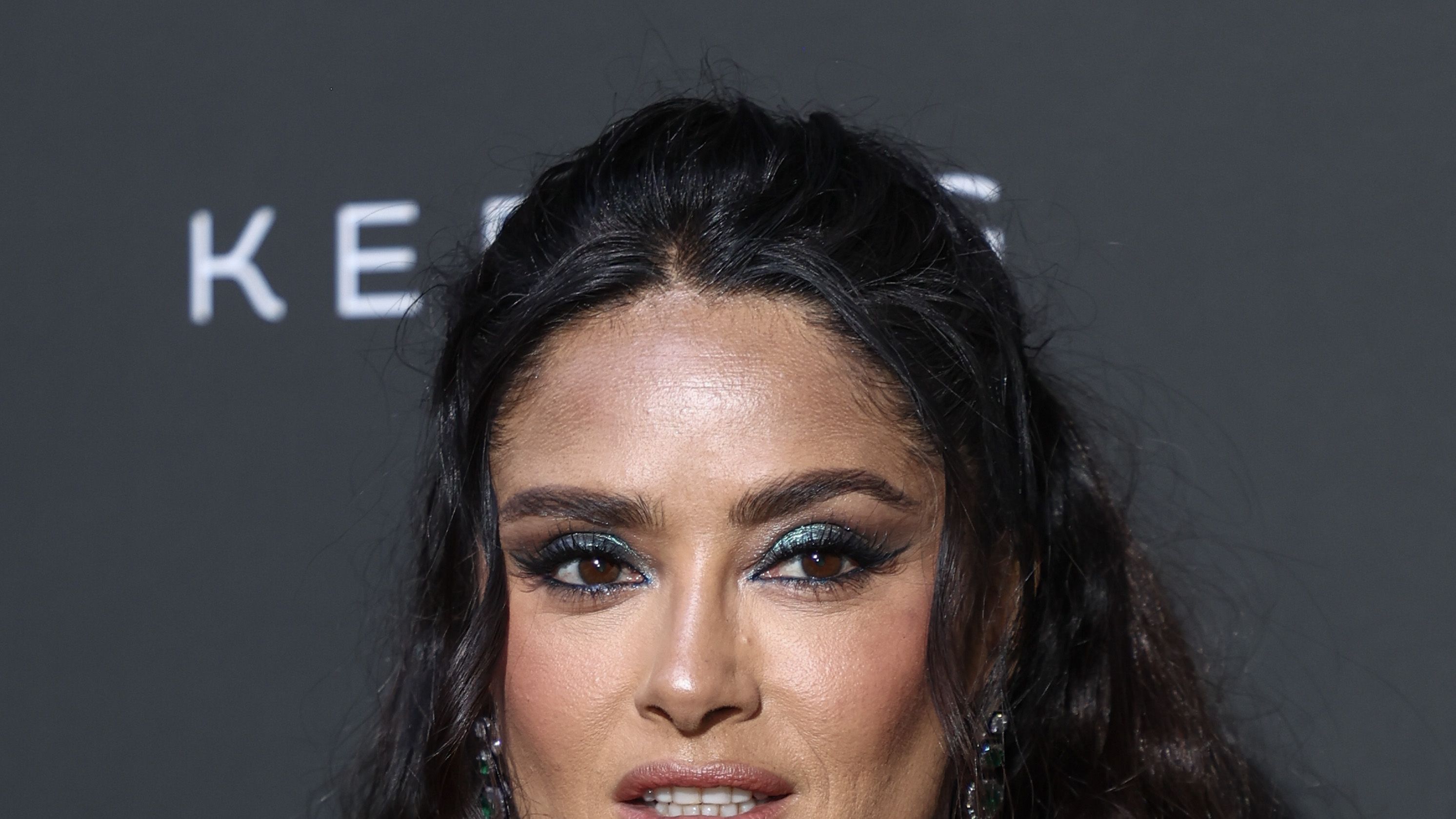 2985px x 1679px - Salma Hayek, 56, Shows Off 'White Hair' in New Pics