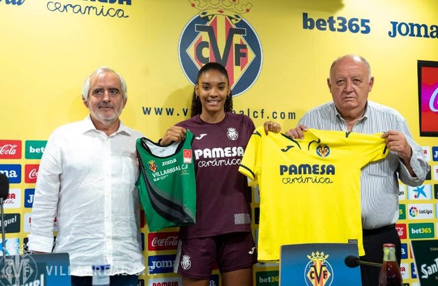 Salma Paralluelo en su presentación con el Villarreal