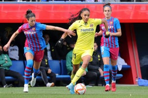 salma paralluelo, durante un partido de fútbol con el villarreal contra el fc barcelona