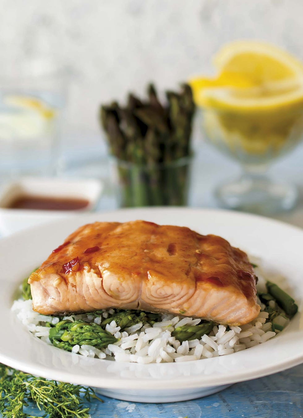 salmón a la plancha con arroz blanco y espárragos