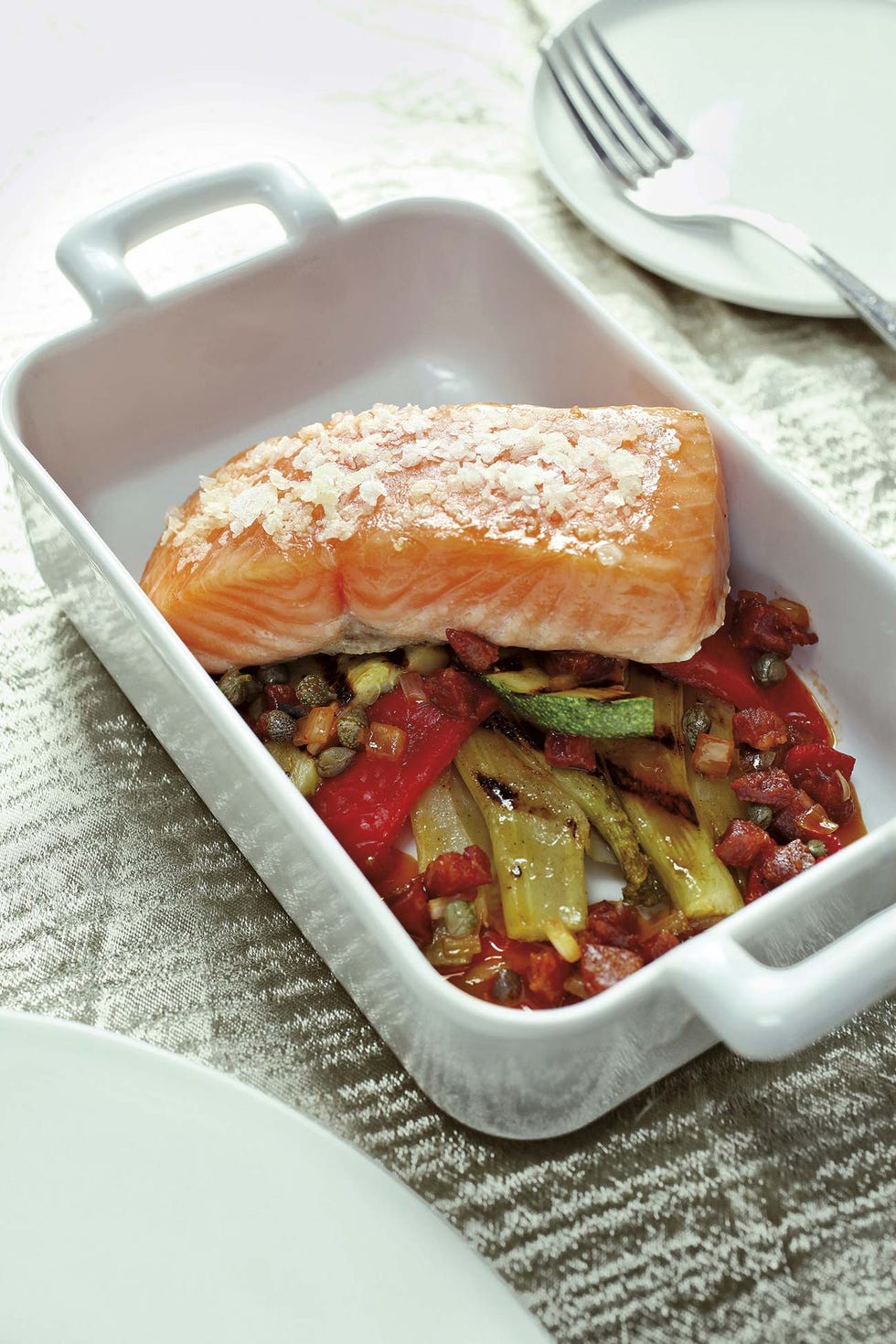 salmón a la sal con chorizo y piquillos