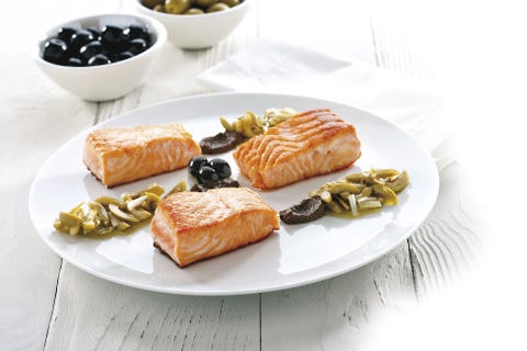 Salmón con aliño de aceitunas salmón con aliño de aceitunas