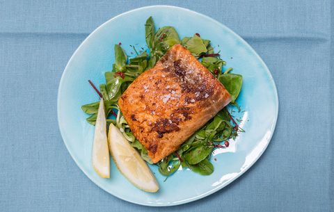 Salmon with mixed greens and lemon