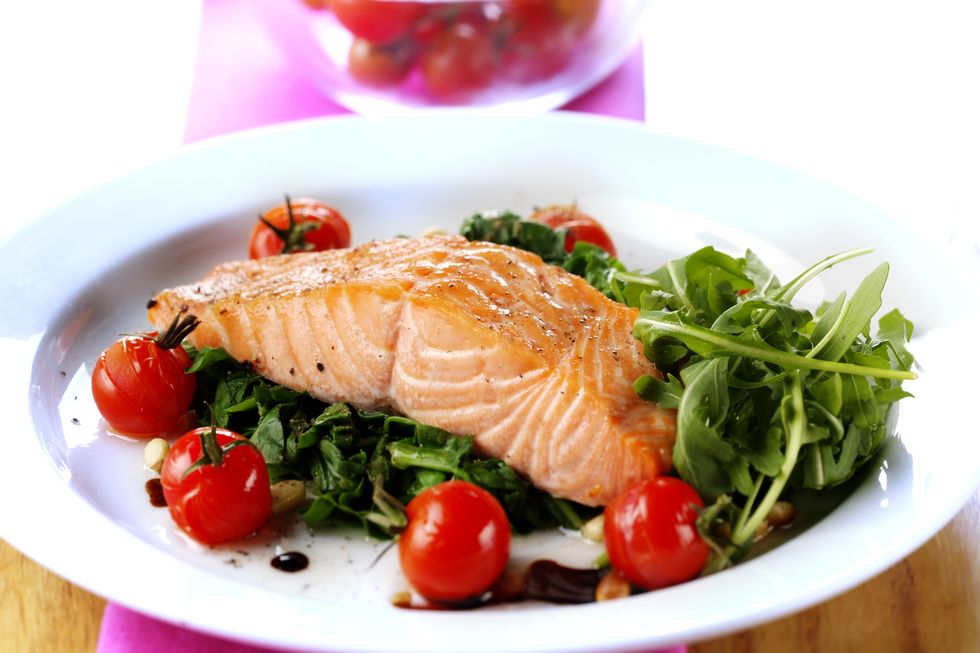 salmon steak with spinach and tomatoes
