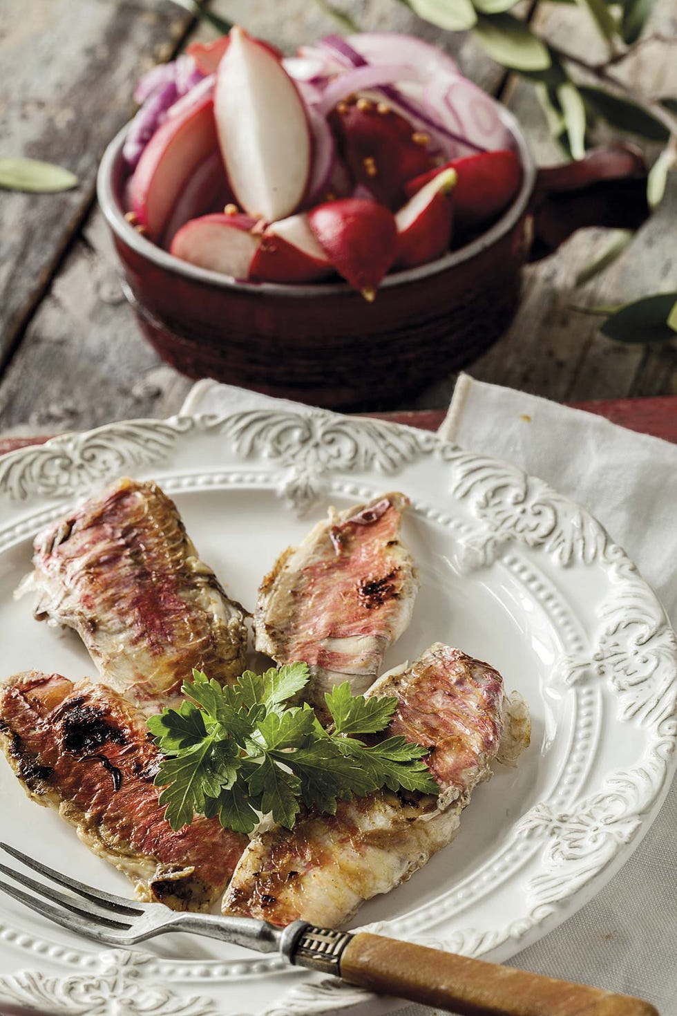 salmonetes con ensalada de rábanos