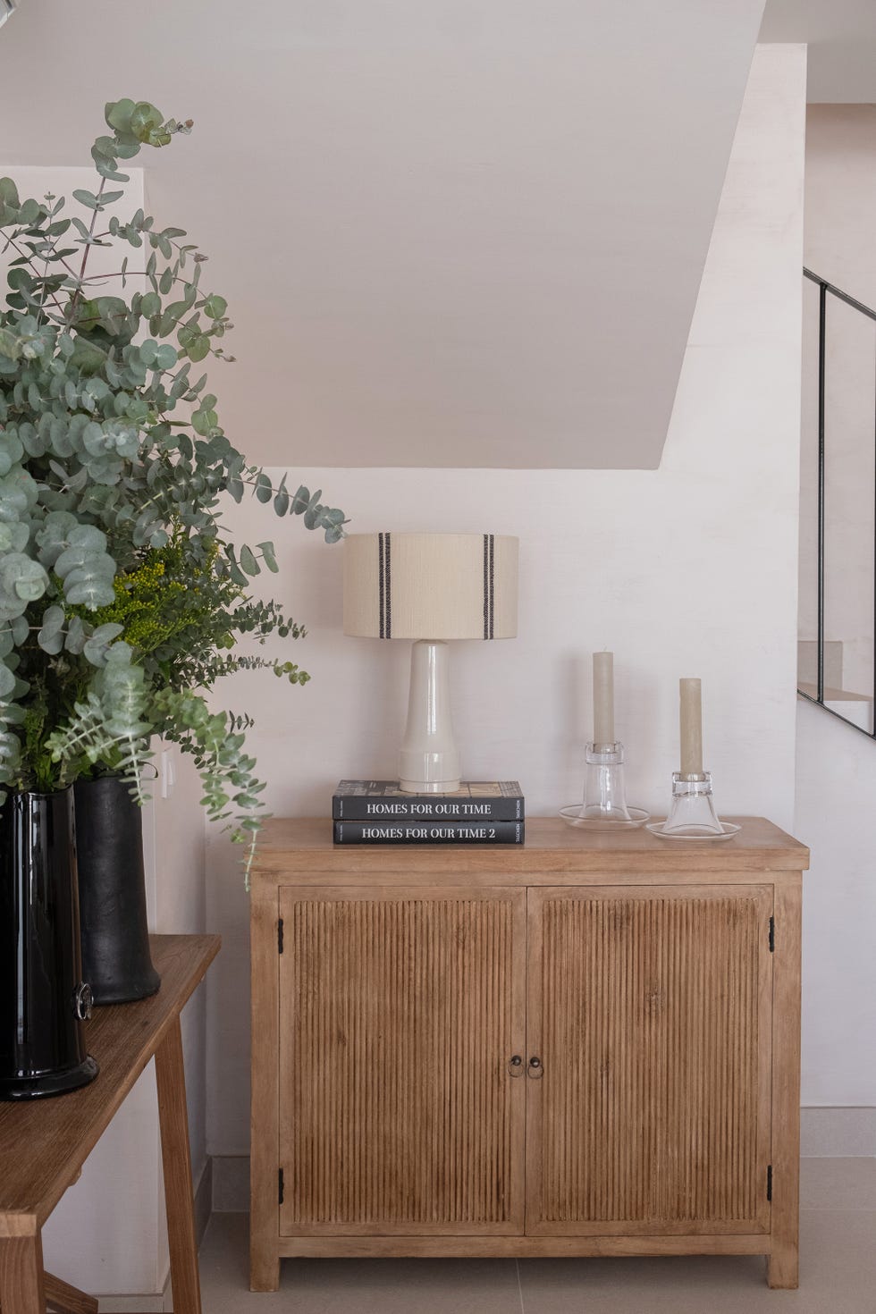 aparador de madera con lámpara de mesa con pantalla tejida