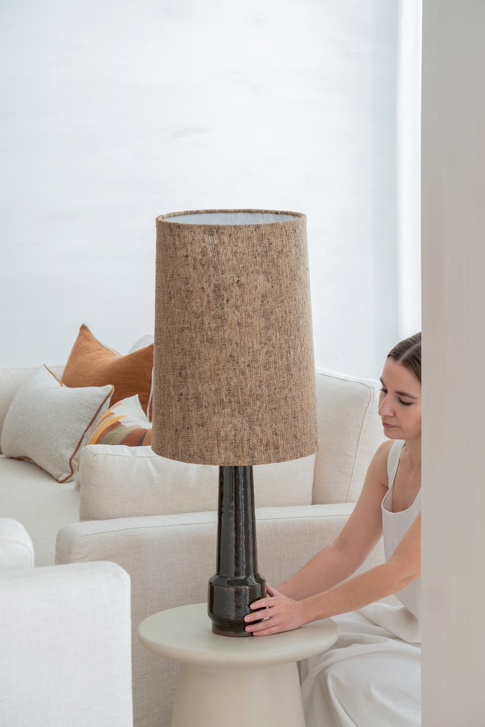 lámpara de mesa con pantalla tejida