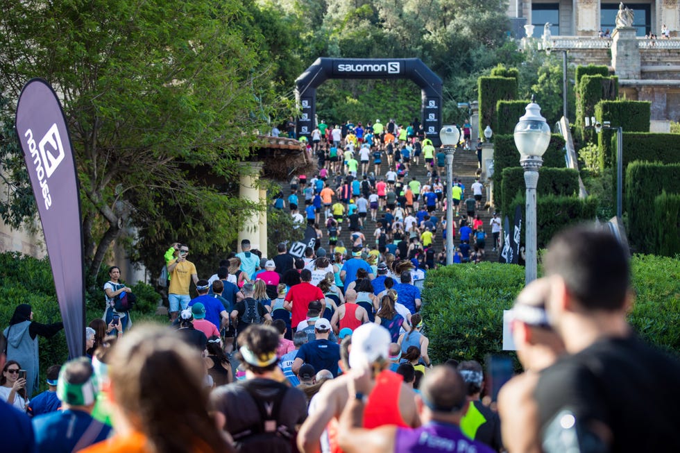varios participantes de la salomon run en la subida a montjuïc