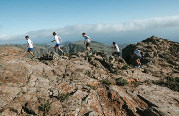 el equipo de trail running de salomon y su acción de plogging