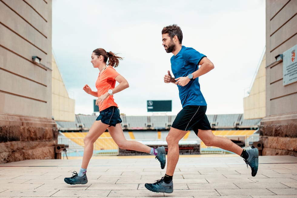 los corredores a su paso por el estadio olímpico de montjuic en la salomon run