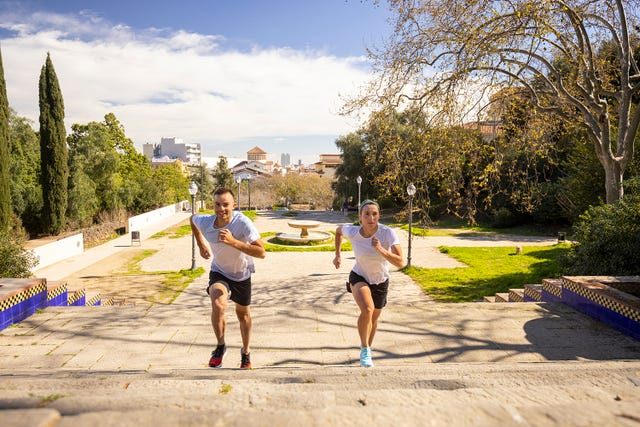 dos corredores suben las escaleras de montjuic en la salomon run barcelona 2021