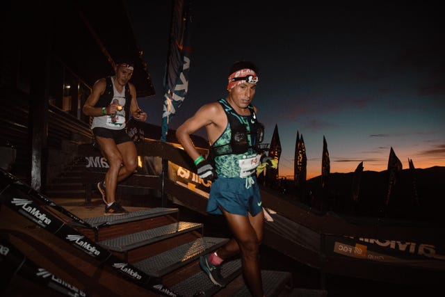 dos corredores bajan unas escaleras en la salomon ultra pirineu