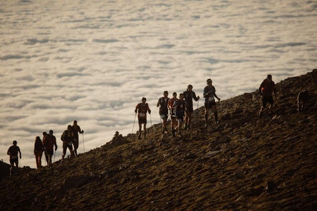 los corredores de la salomon ultra pirineu ven amanecer