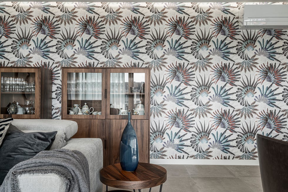 salón abierto decorado en grises con un mural floral