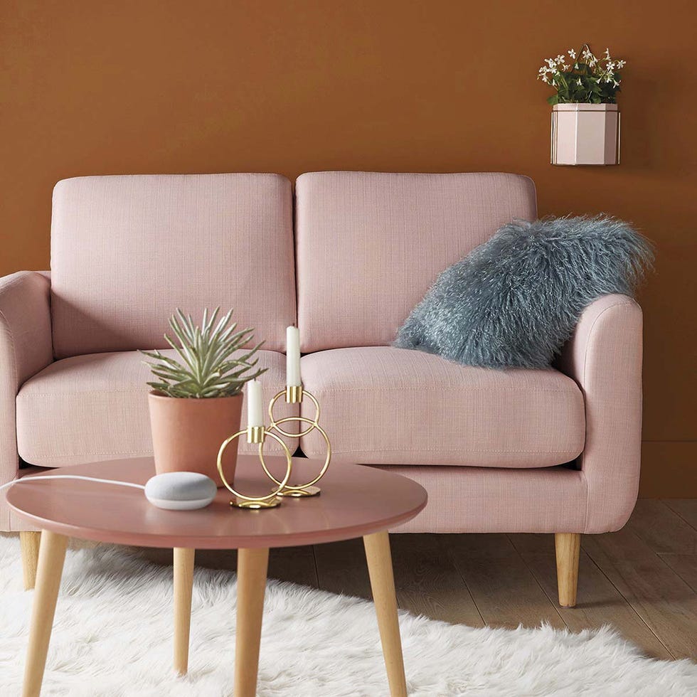 Manta de pelo largo: Salón con sofá rosa