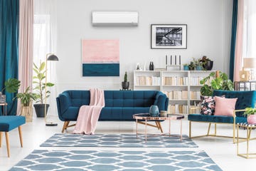 salón en rosa y azul con aire acondicionado split de midea