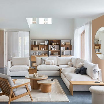 salón blanco con butaca modulable, terciopelo con textura, malo
