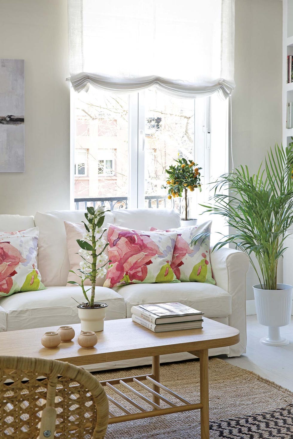 Salón blanco decorado con plantas y muebles de Ikea